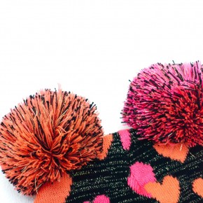 Mim-Pi Strick-Mütze Herzen schwarz pink mit zwei Bommel