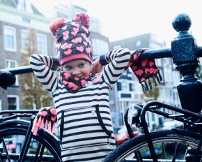 Mim-Pi Strick-Mütze Herzen schwarz pink mit zwei Bommel